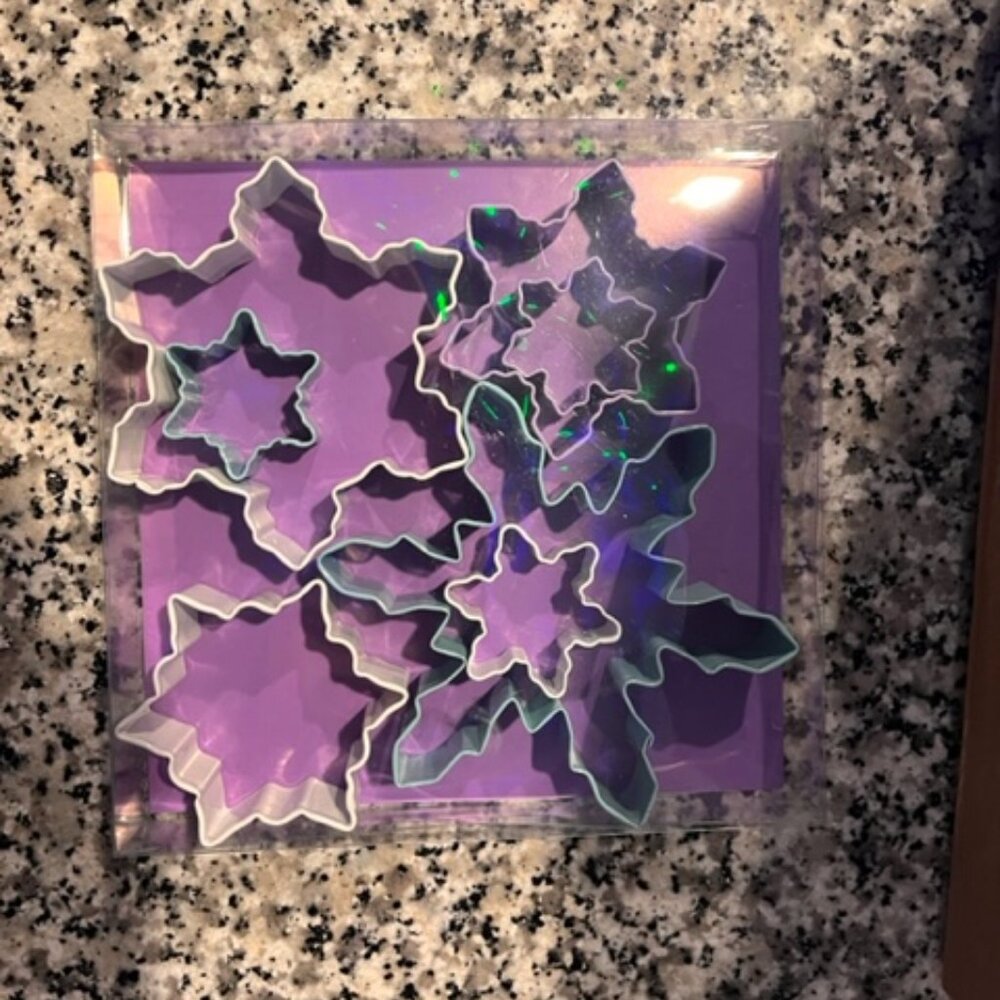 R & M SNOWFLAKE COOKIE CUTTERS  7 NEW